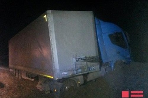 Şəmkirdə TIR aşdı,