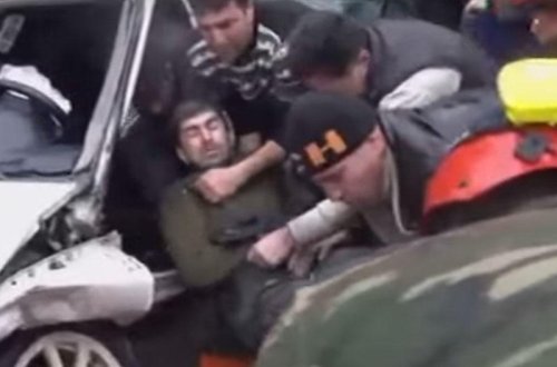 Maşında sıxışıb qalan sürücü belə xilas edildi