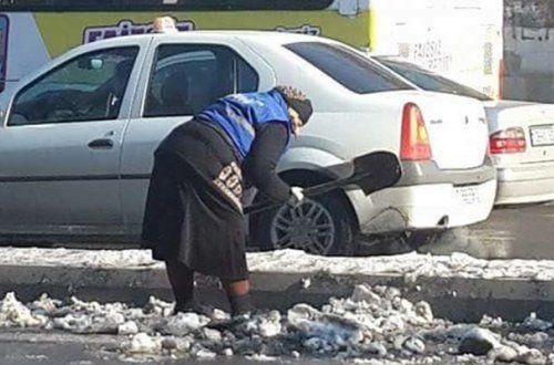 Qarlı küçələrdə qadınları kim işlədir?