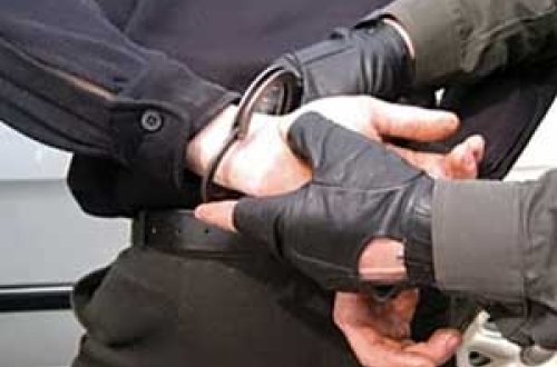 Mənzilə silahlı basqın edən şəxs ölkədən qaçarkən saxlanıldı