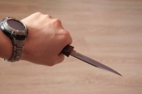 Bakı sakini əmisini bıçaqlayıb