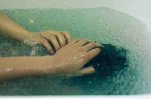 Hamamda dəm qazından zəhərləndi