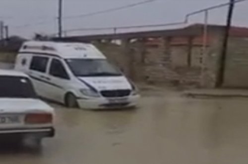 Xəstəyə yardıma gedən təcili yardım maşını bataqlıqda 