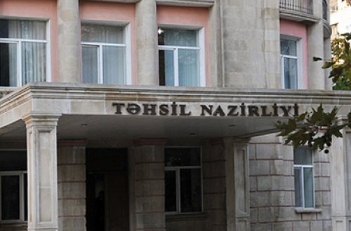 Şagirdi döyən müəllimə