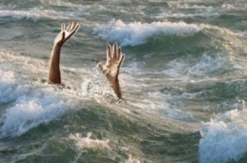 15 yaşlı qız özünü dənizə atdı