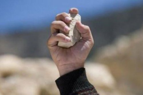 Bakıya gələn qatarı daşa basdılar