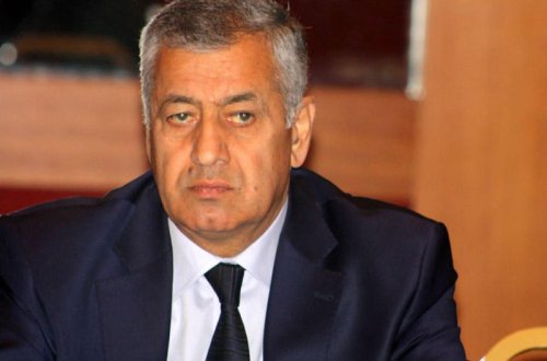 Bir icra başçısı gedir, yeni gələn onun tikdiyini sökür