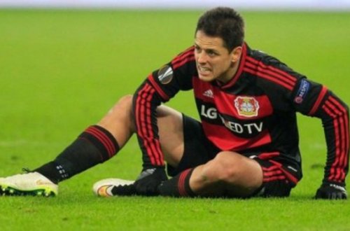 Məşhur futbolçu pilləkəndən yıxıldı