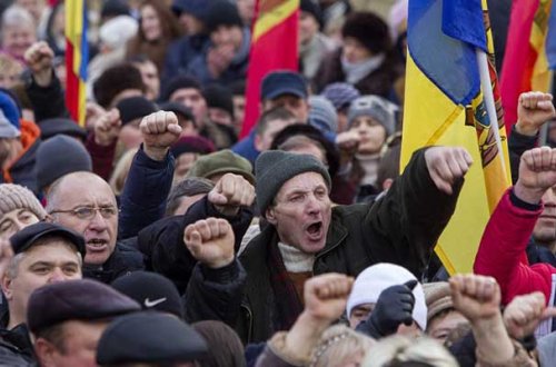 On minlərlə insan ayağa qalxdı