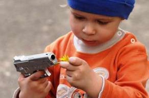 Moskvada uşaq tapançadan başına atəş açıb