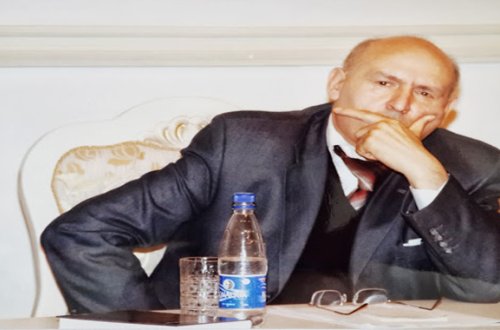 Rektor öz kitabını tələbələrə zorla satır