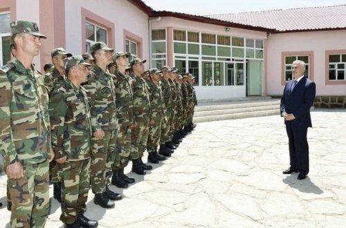 Vasif Talıbov sərhəddəki hərbi hissələrə baş çəkib