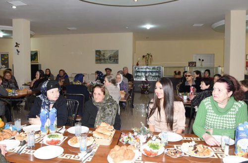 Leyla Əliyeva müharibə və əmək əlilləri üçün pansionatın sakinləri ilə görüşüb