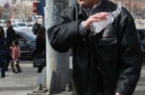 Özünü bıçaqladı, sonra da üstünə neft tökdü