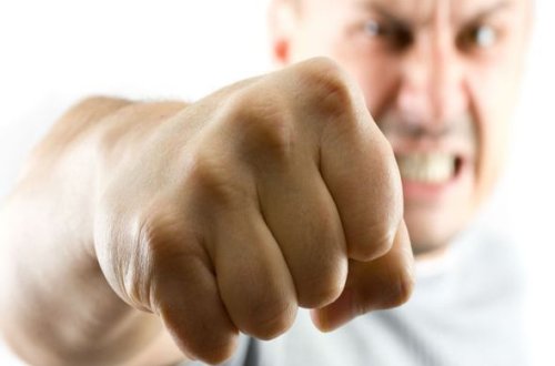 Bakıda ölən xəstənin yaxınları həkimi döydü