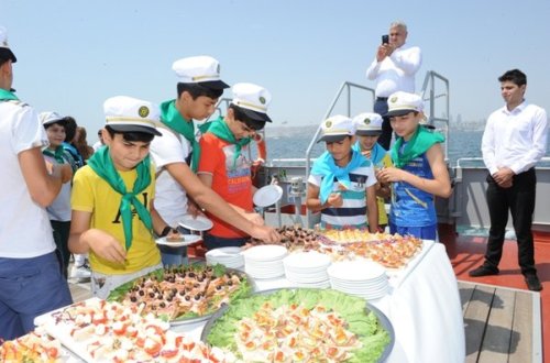 Nəsimi rayon məktəbliləri «Üfüq» gəmisində dəniz səyahətinə çıxdılar