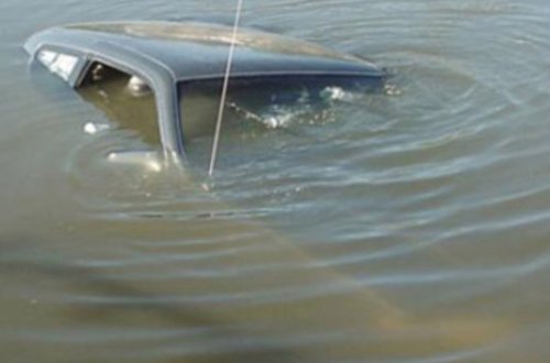 Avtomobil çaya aşdı