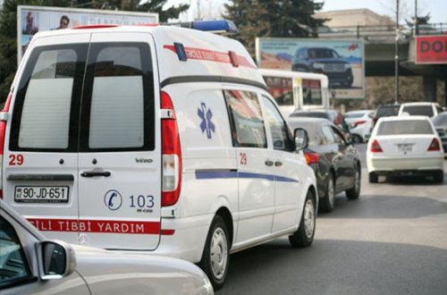 Bakıda oğlan məscidin həyətində damarlarını doğradı