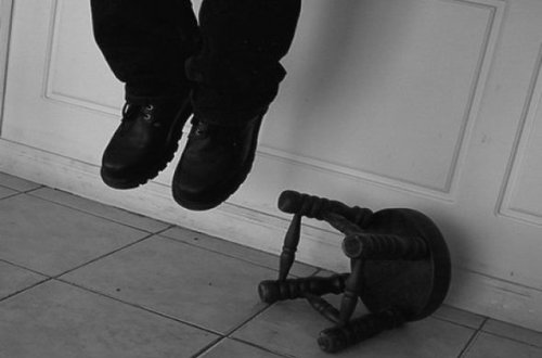 Şəkidə iki uşaq atası intihar edib