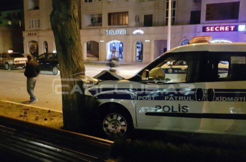 Bakıda polis maşını ağaca çırpıldı