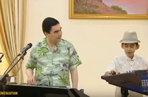 Prezident nəvələri ilə mahnı oxudu