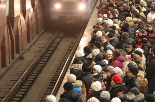 İki körpə valideyinlərinin gözu qabağında