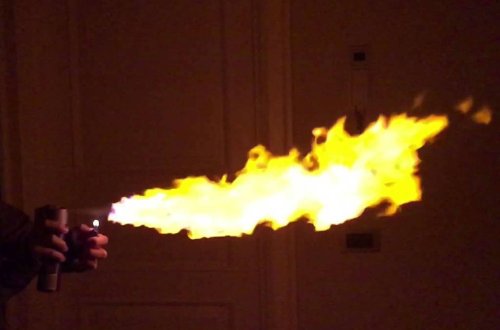 Əlində tutduğu dezodarantla yaxınlaşdı