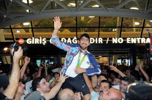Olimpiyaçılarımız Bakıda təntənə ilə qarşılandı