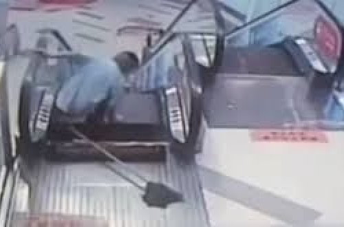 Uşağın əli eskalatorda qaldı