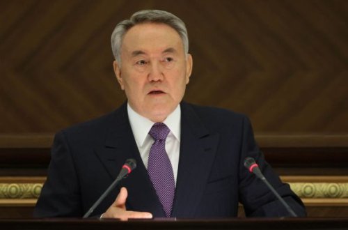 Nazarbayev Poroşenkonu Donbasla bağlı güzəştə getməyə çağırdı