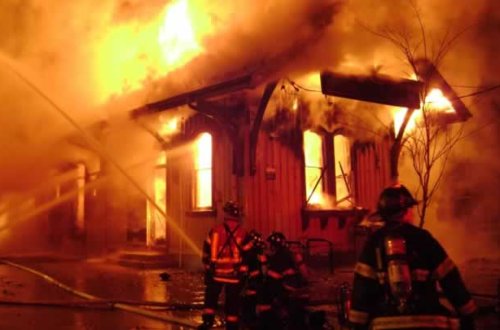 Sumqayıtda ev yandı