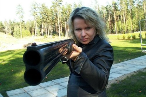 Bakıda sərxoş qadın ailəsini ov tüfəngi ilə hədələdi