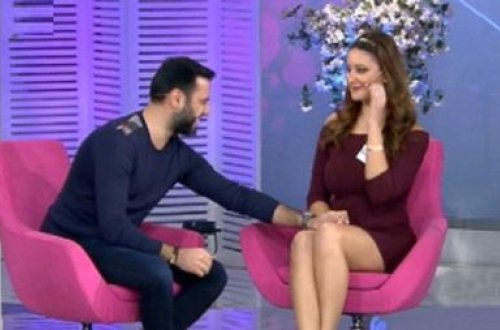 Canlı yayımda qızın ayaqlarına toxundu