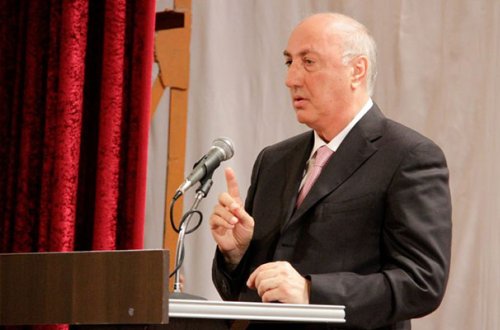 Müəllimələrə şalvar geyinmək