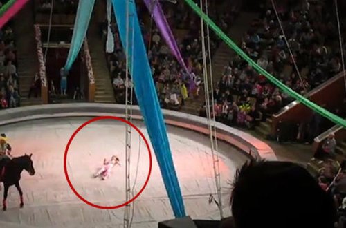 Düşənbədə gimnast qız günbəzin altında trük edərkən yıxıldı