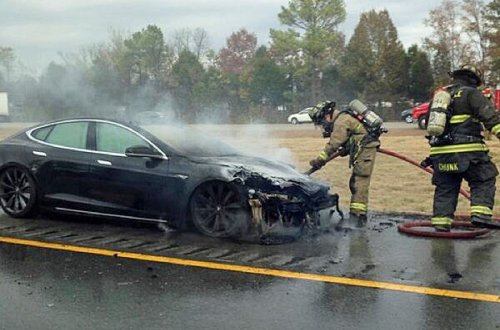 Tesla avtomobili cərəyan yığma stansiyasında yandı