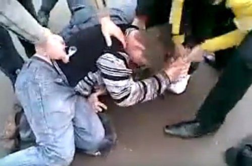 Paytaxtın mərkəzində 4 gənc polis əməkdaşını belə döydü