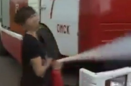 Yanğınsöndürən balon jurnalisti havaya uçurdu