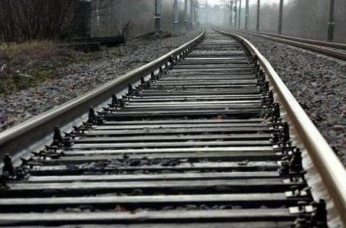 Özünü qatarın altına atdı