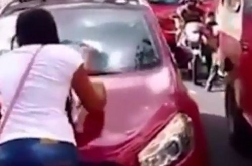 Ərini sevgilisi ilə avtomobildə yaxaladı və…