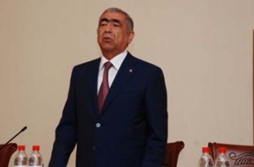 Yeni sədr ixtisarlara başladı