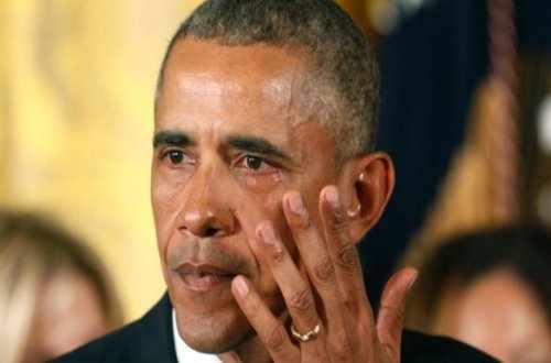 Obama ölən uşaqlardan danışarkən ağladı