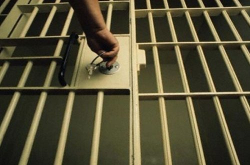 Binədə təhqirlərə görə tanışını öldürən şəxs 10 il cəza aldı