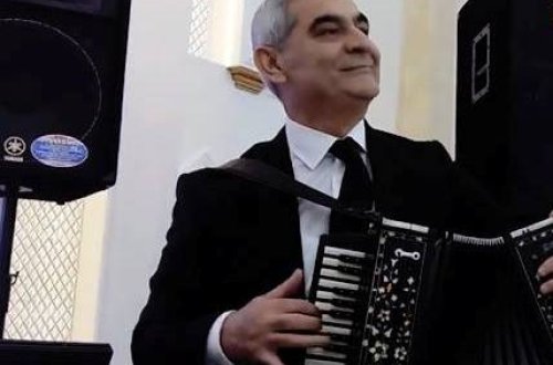 Bakıda səfirliyin əməkdaşı toyda qarmon çaldı