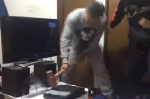 Oğlunun “play station” oynamağından bezən ata