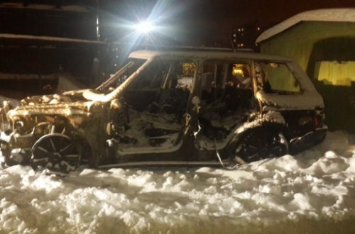 Bakıda dayanacaqda saxlanılmış “Range Rover” yanıb