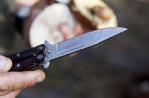 Xırdalanda cibindəki pulu verməyən 20 yaşlı gəncə 8 bıçaq vurdular