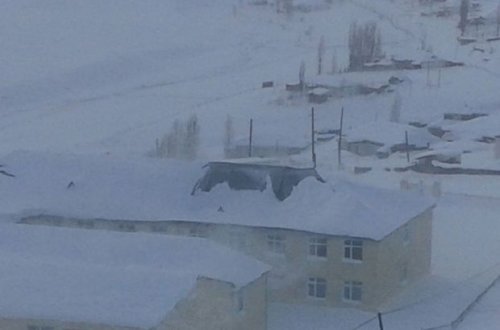 Xınalıqda qar məktəb binasının damını çökdürüb