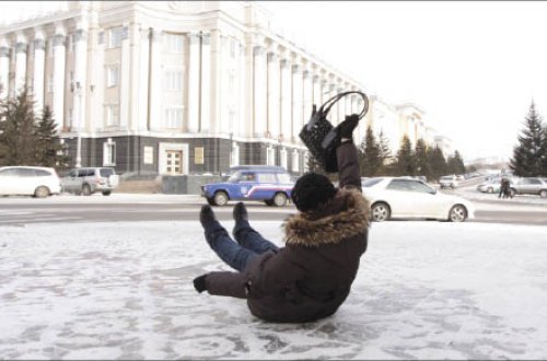 Buzlu yolda yıxılmaqdan qorunmaq