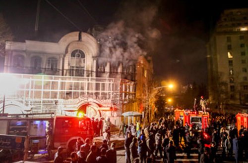 Din xadiminin edamına görə İranda səfirlik yandırıldı